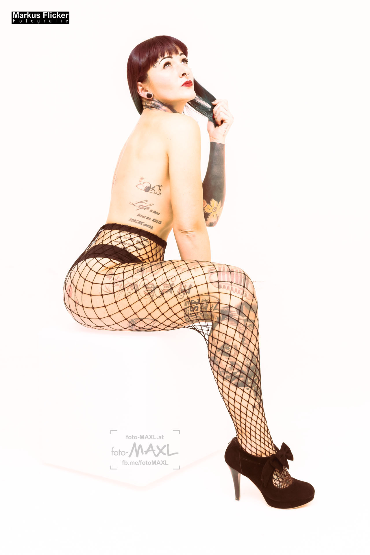 Leuchtender Würfel und Netzstrumpfhose mit Tattoo Female Model Marietta Aktfotoshooting im Fotostudio
